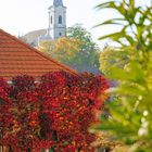 Kirche und Rot.