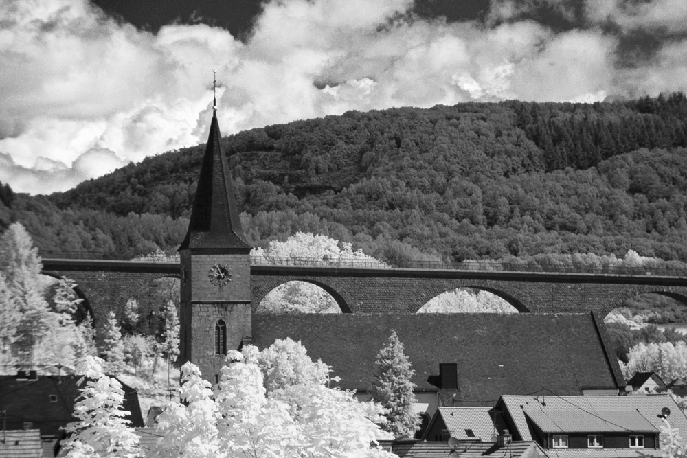 Kirche und Talbrücke von Oberkirchen