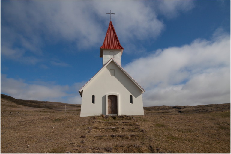 Kirche und weites Land