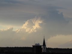 Kirche und Wolken