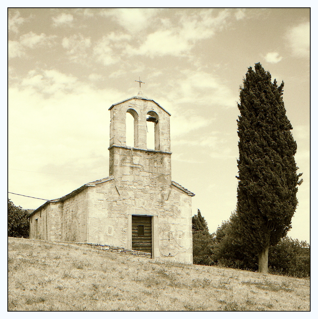 Kirche und Zypresse