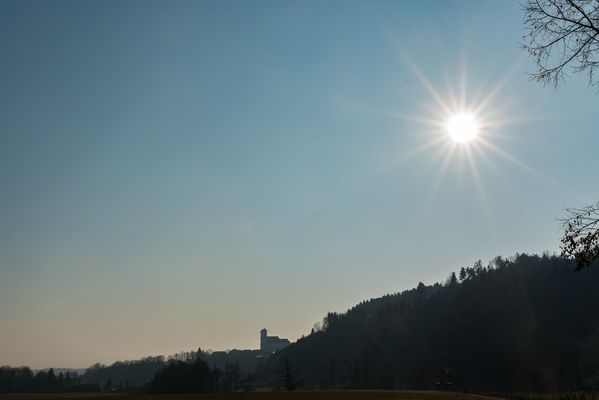 Kirche unter der Sonne