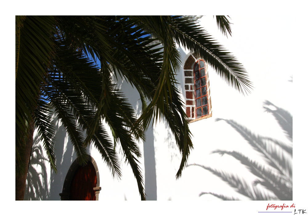 Kirche unter Palmen