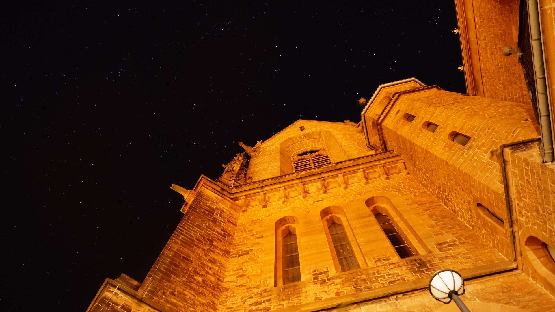 Kirche unter Sternenhimmel