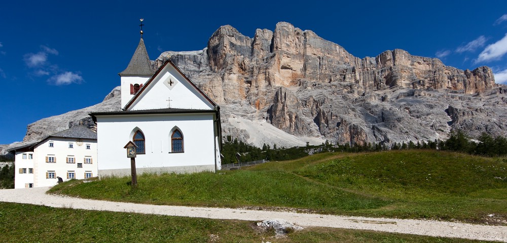 Kirche unterm Heiligkreuzkofel