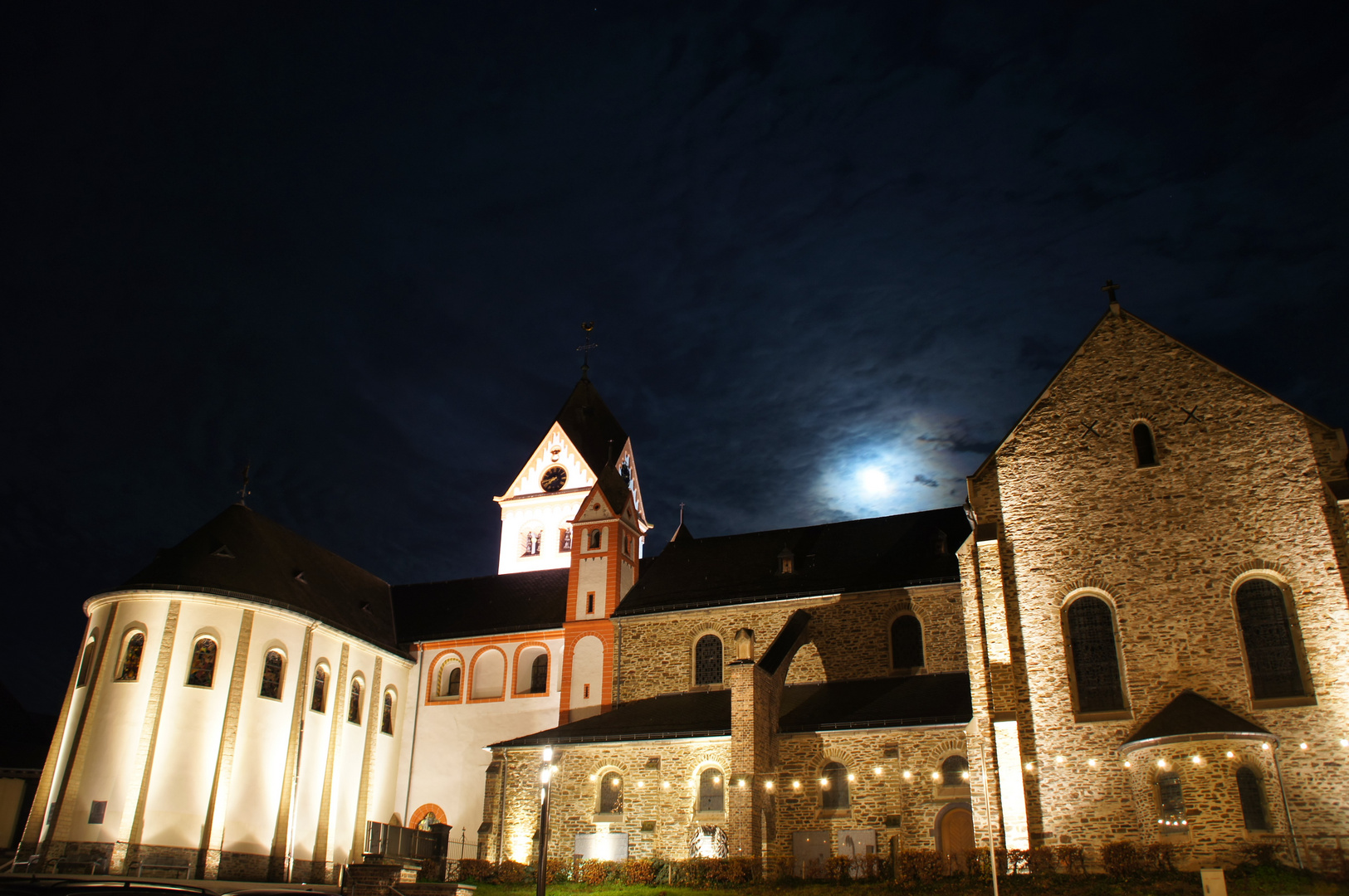 Kirche unterm Mond