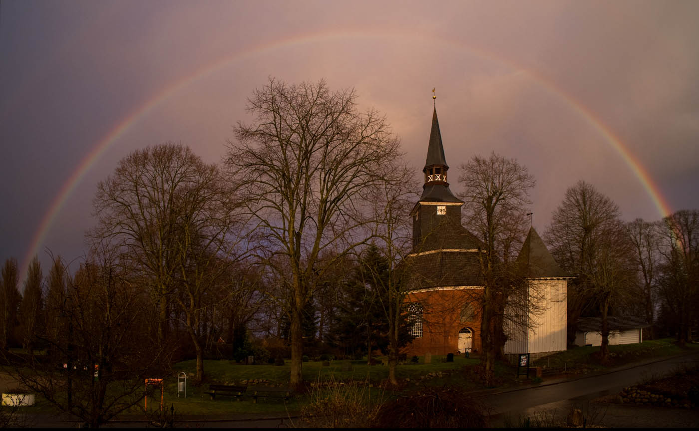 Kirche unterm Regenbogen