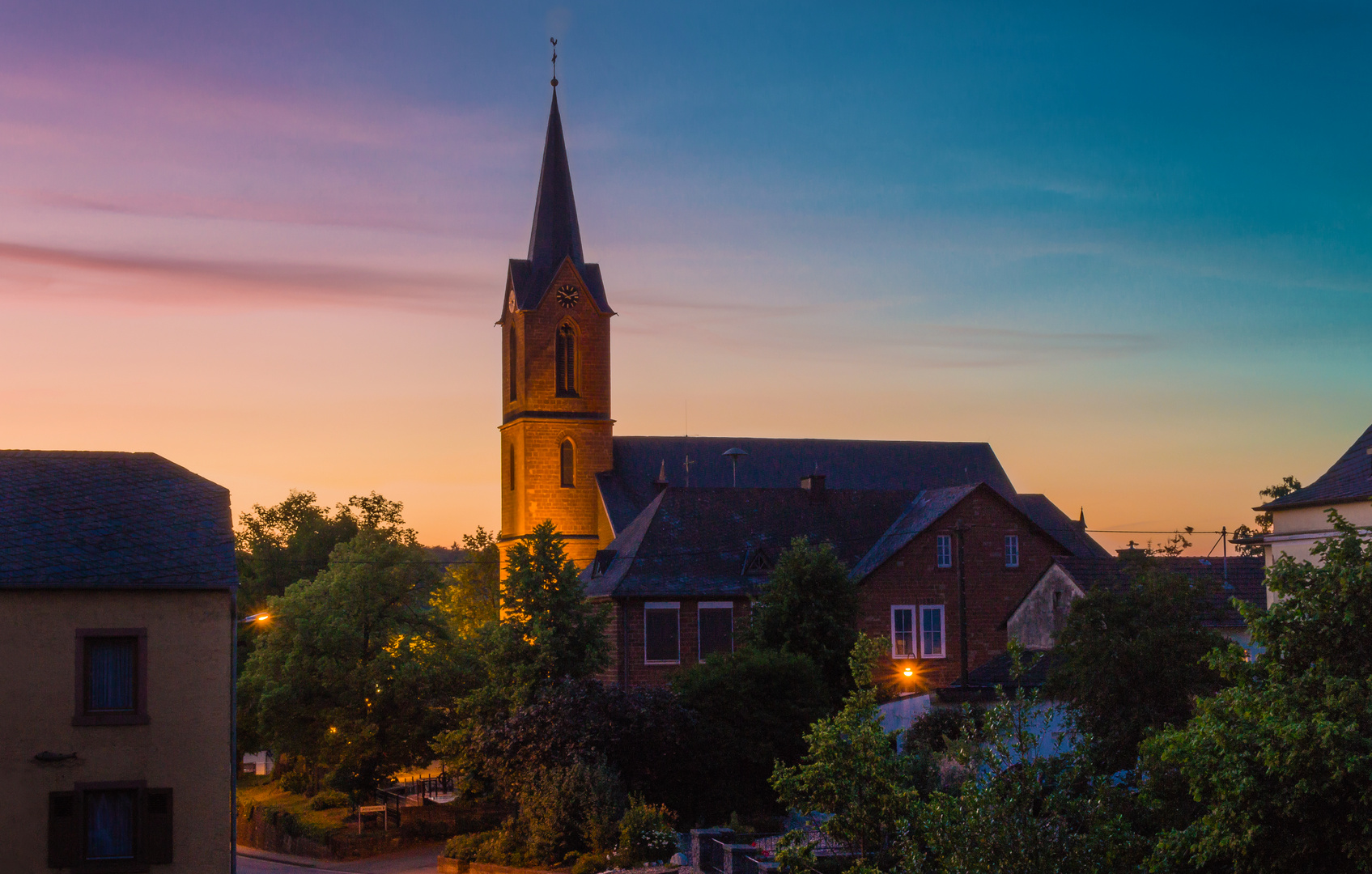 Kirche von Altrich bei Sonnenuntergang