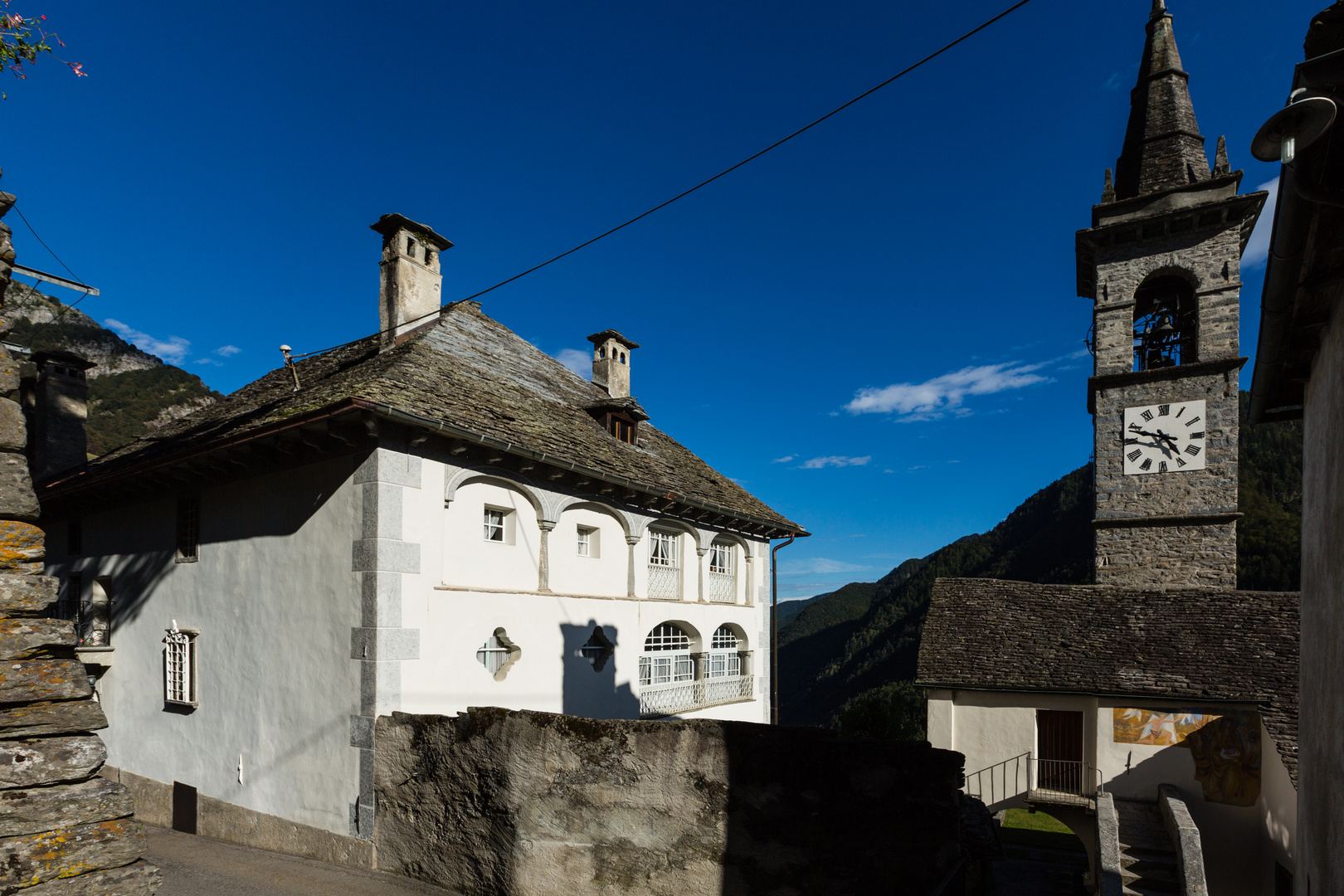 Kirche von Comologno mit Palazzo di Sotto