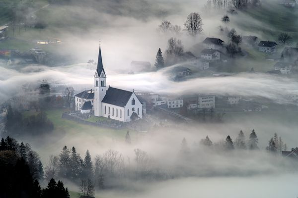 Kirche von Egg im Nebel