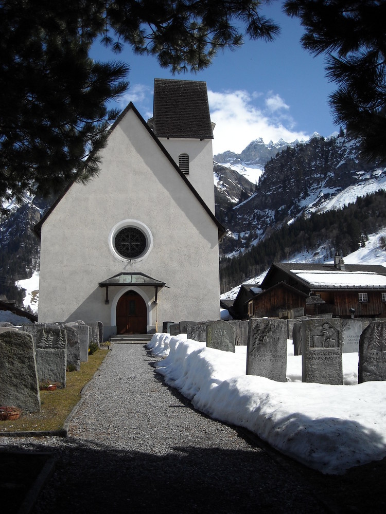 Kirche von Elm, im Hintergrund die Tschingelhörner mit dem Martinsloch