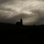 Kirche von Glenkolumbkille in den Wolken versunken.