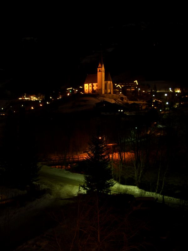 Kirche von Heiligenblut bei Nacht