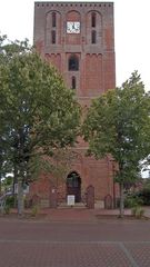 Kirche von Marienhafe (Ostfriesland, Brookmerland) mit Wehr-Turm, Ansicht von vorn