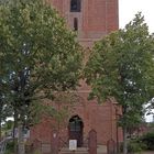 Kirche von Marienhafe (Ostfriesland, Brookmerland) mit Wehr-Turm, Ansicht von vorn