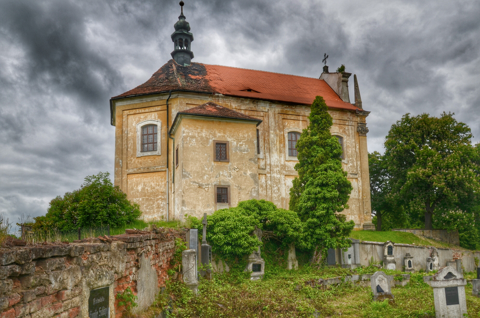 Kirche von Milleschau (Milesov) mit dem alten deutschen Friedhof