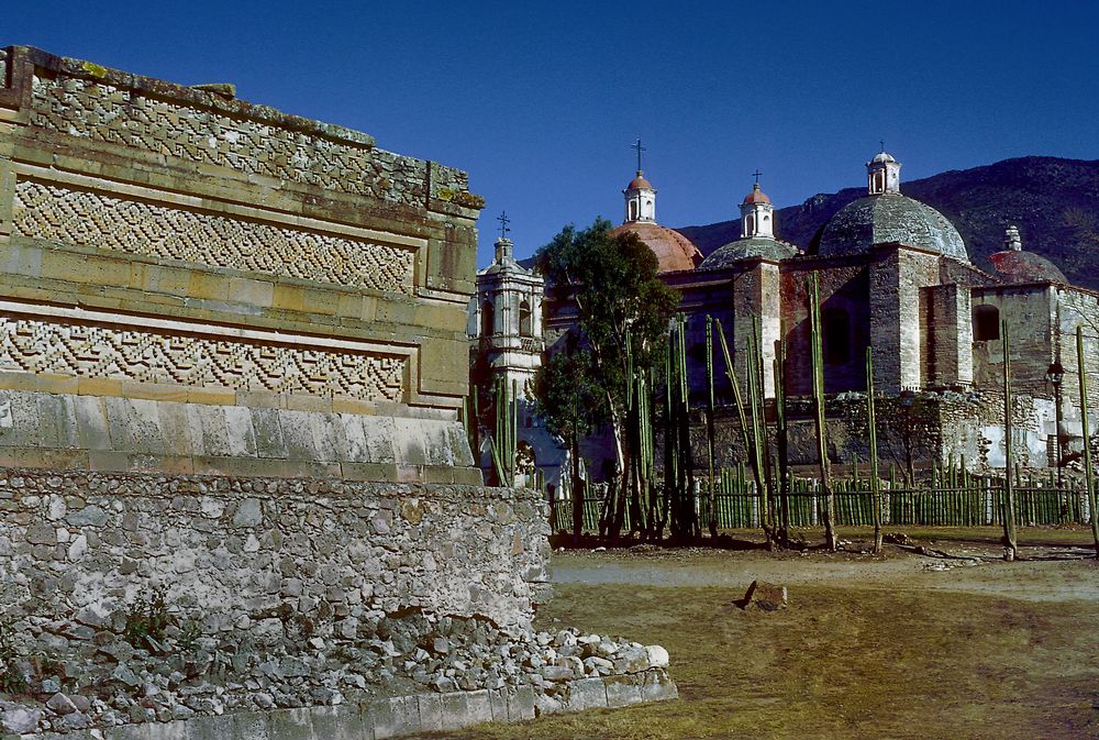 Kirche von Mitla mit Totenstadt der Zapoteken