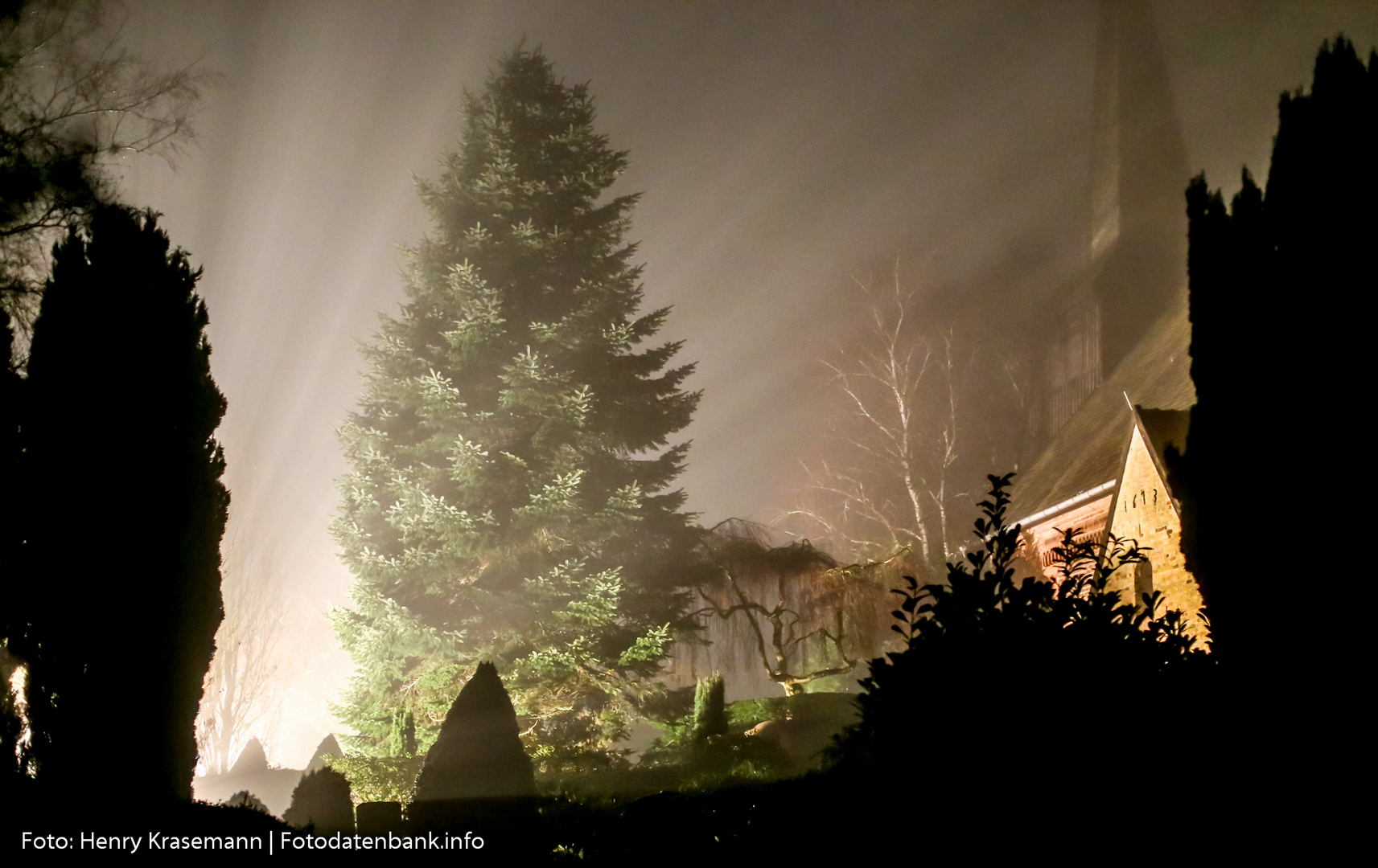 Kirche von Rieseby im Nebel angestrahlt