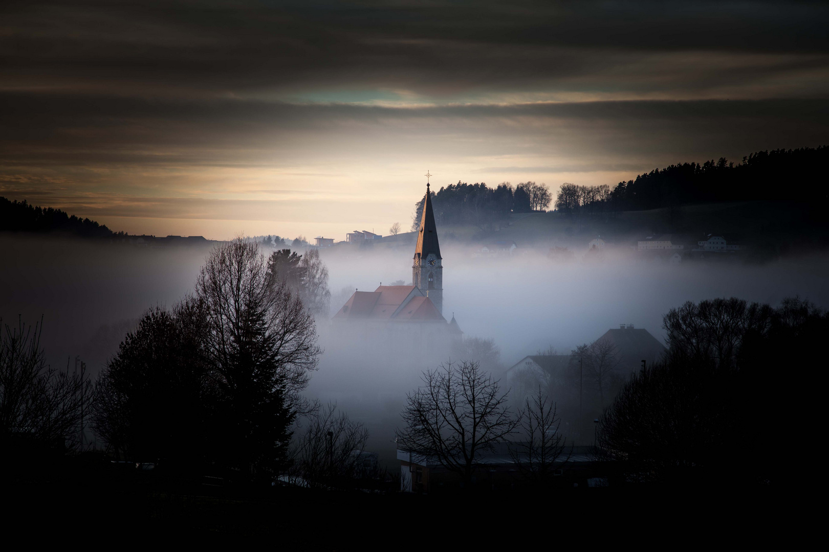Kirche von St.Oswald b. Freistadt umgeben von einer mystischen Nebelstimmung