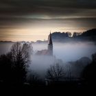 Kirche von St.Oswald b. Freistadt umgeben von einer mystischen Nebelstimmung