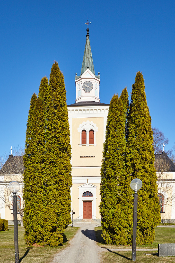 Kirche von Väddö (Norrtälje, Stockholms län, Schweden) mit Lebensbäumen