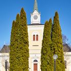 Kirche von Väddö (Norrtälje, Stockholms län, Schweden) mit Lebensbäumen