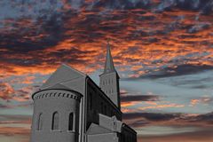 Kirche vor Abendhimmel