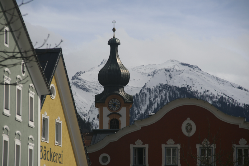 Kirche vor Berg