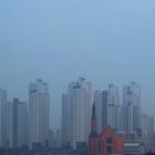 kirche vor typischer hochbau-wohnsiedlung in seoul