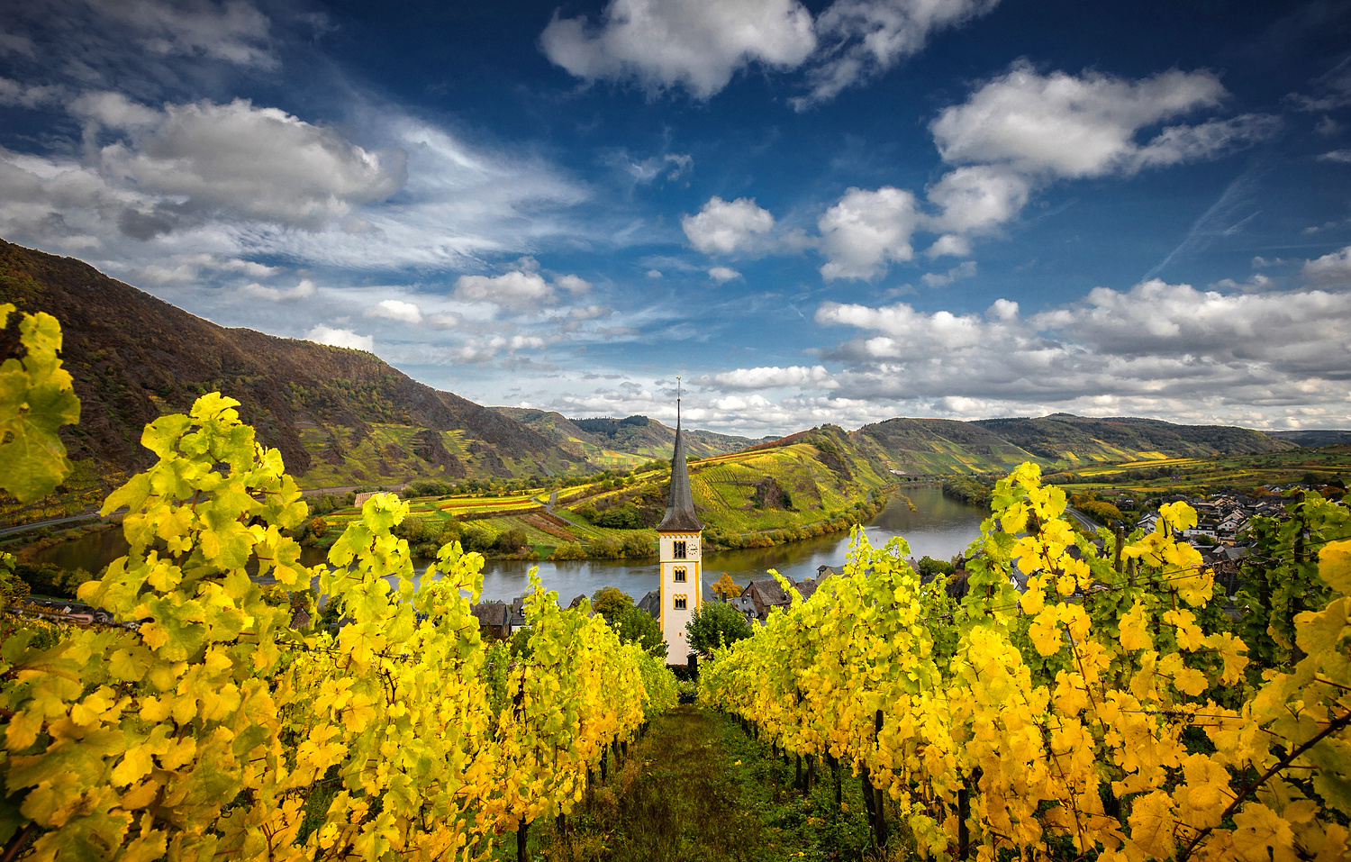 Kirche, Wein und Wolken