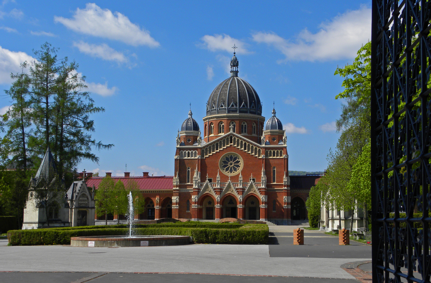 Kirche "Zum Gekreuzigten Heiland" ...