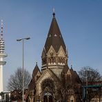 Kirche zum Heiligen Johannes von Kronstadt mit Fernsehturm