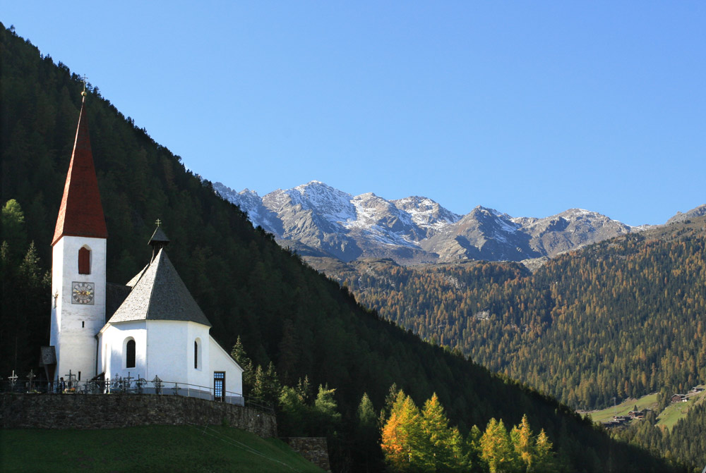 KIRCHEN IM SCHATTEN