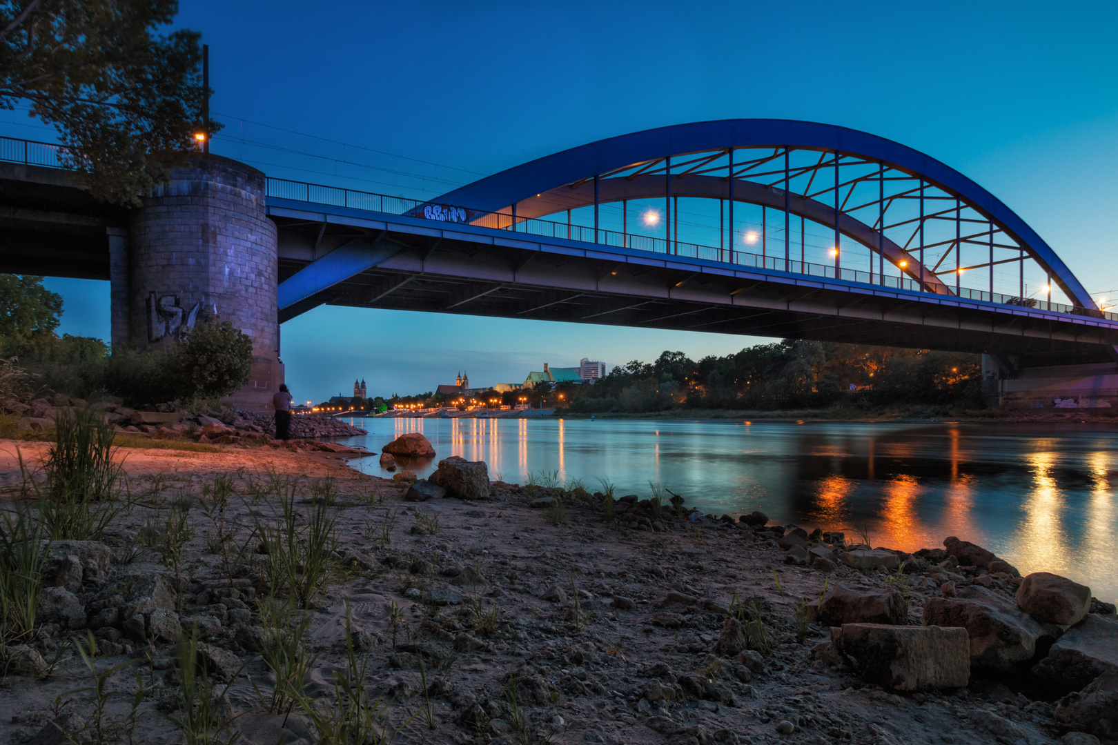 Kirchenblick unter der Brücke