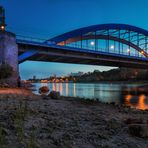 Kirchenblick unter der Brücke