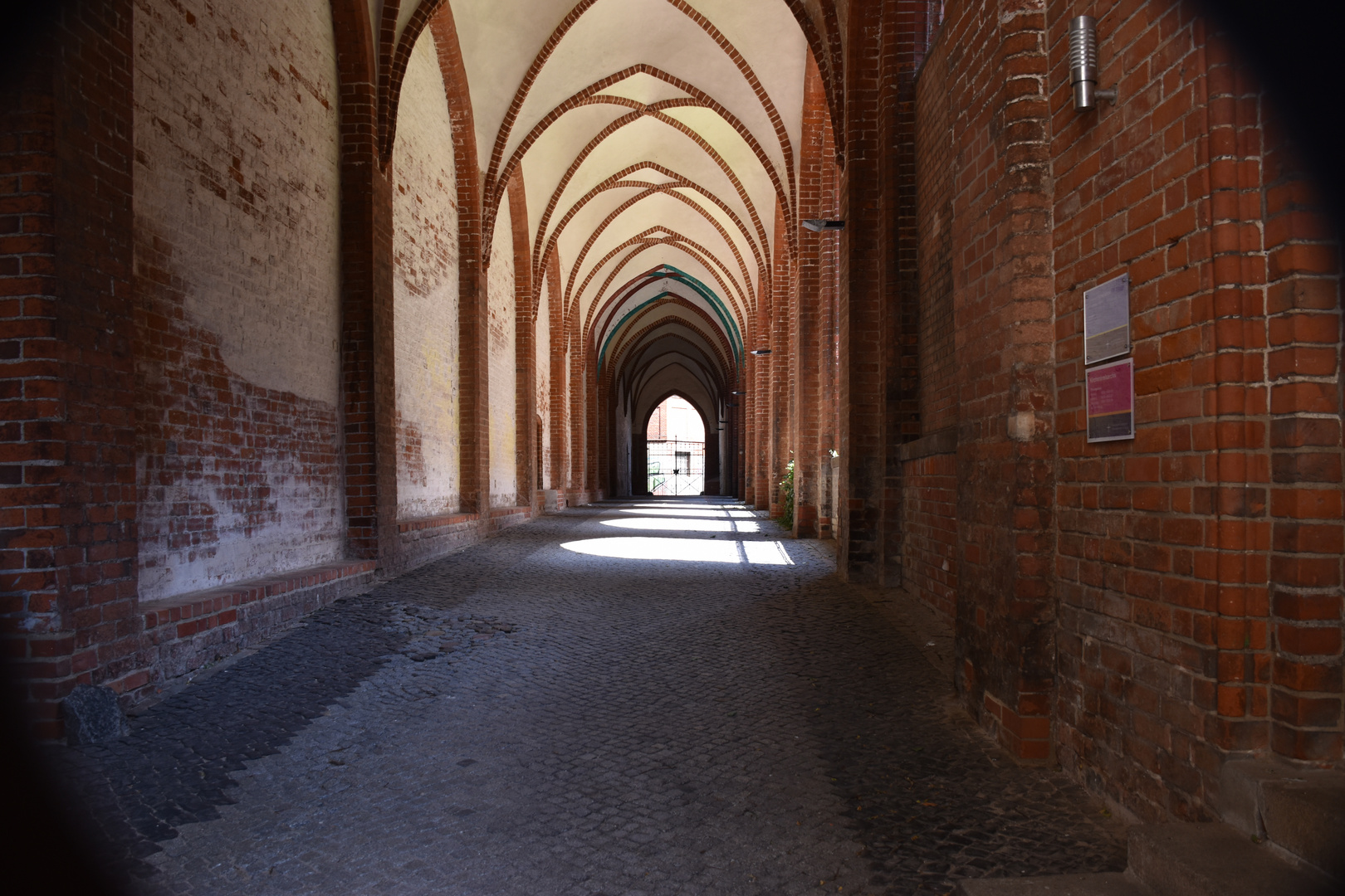 Kirchendurchgang von einer Straße zur anderen 