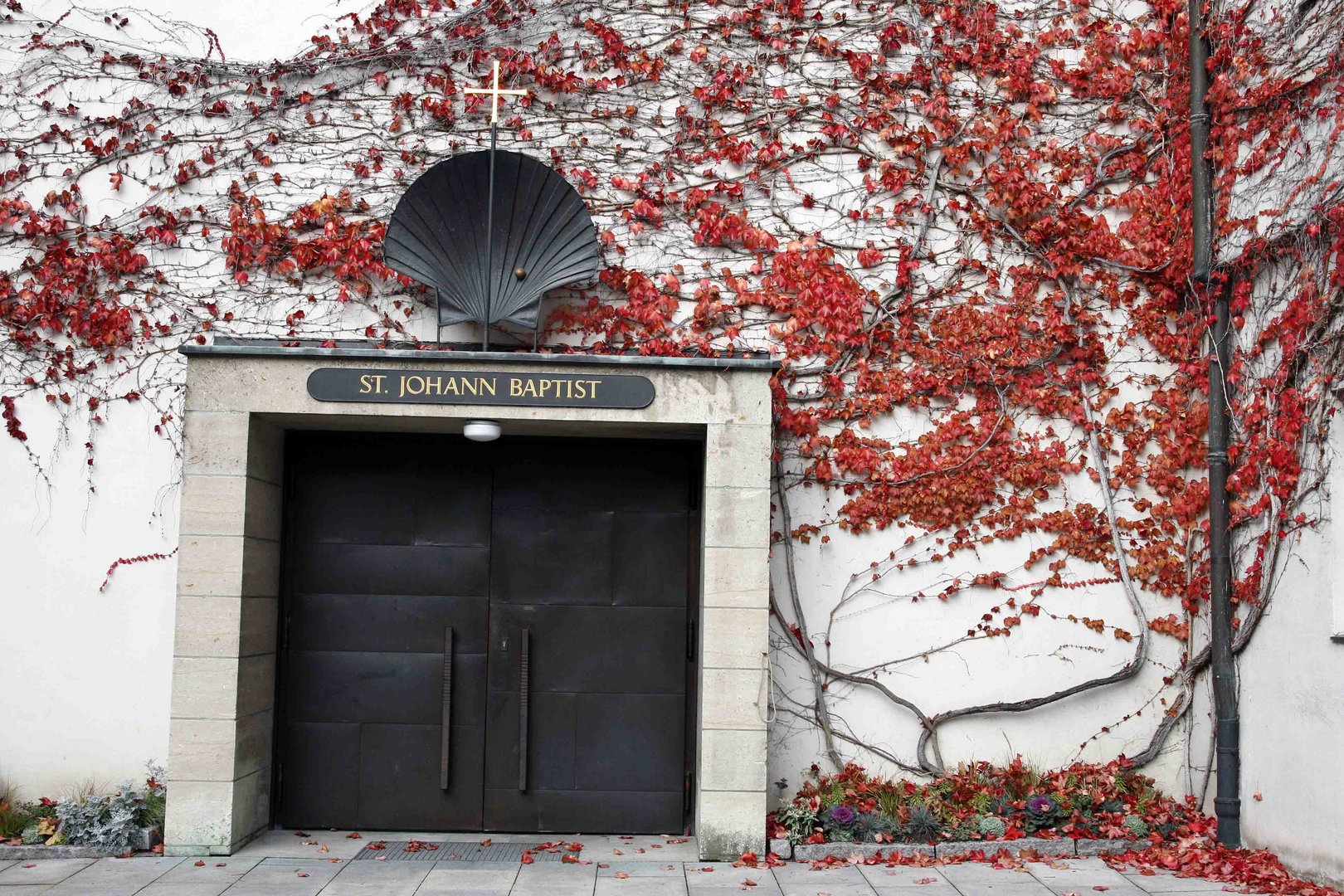 Kircheneingang im schönen Herbstgewand