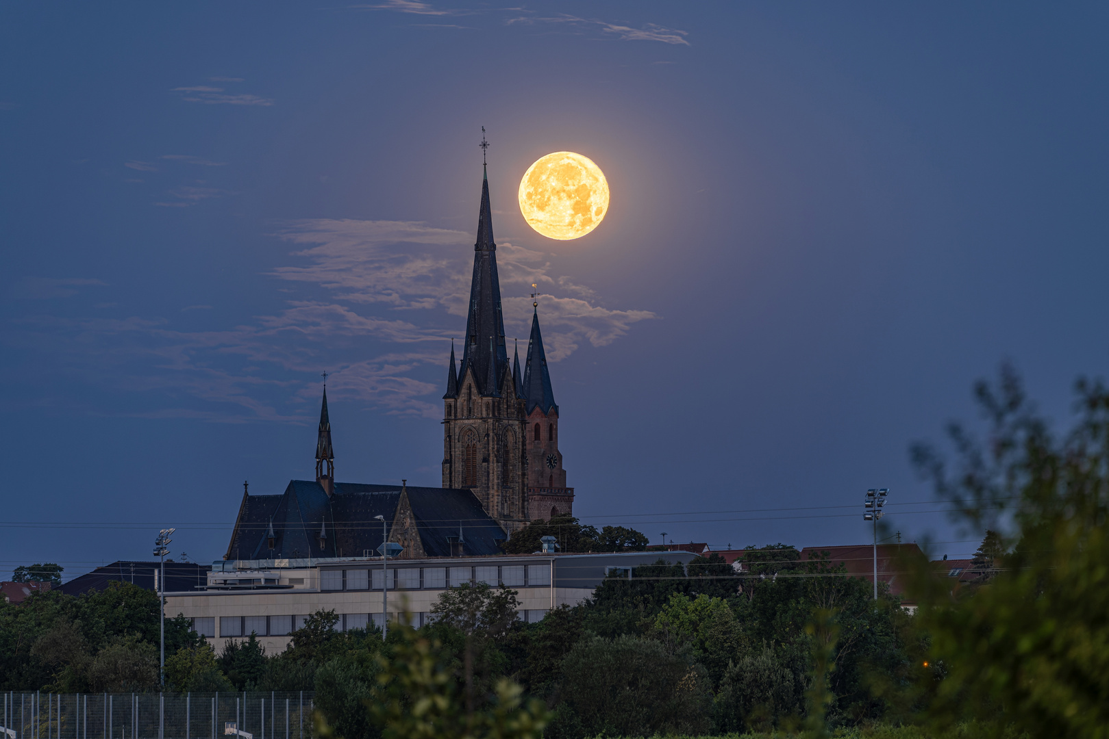 Kirchenensemble mit Vollmond