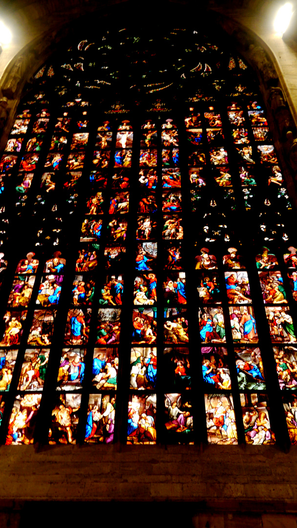 Kirchenfenster im Mailänder Dom