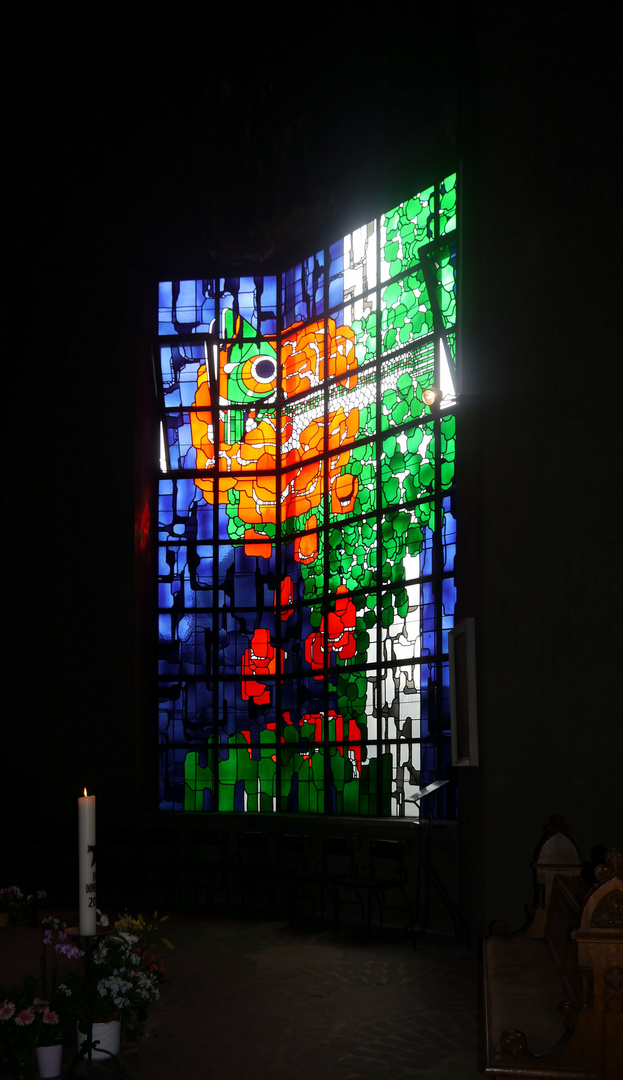 Kirchenfenster im Mariendom zu Neviges, einem Wallfahrtsort in NRW.