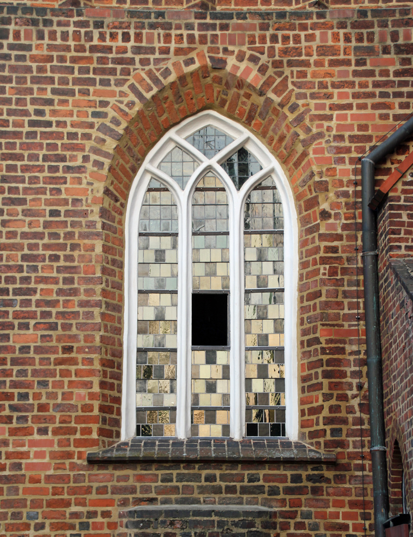 Kirchenfenster in der Morgensonne