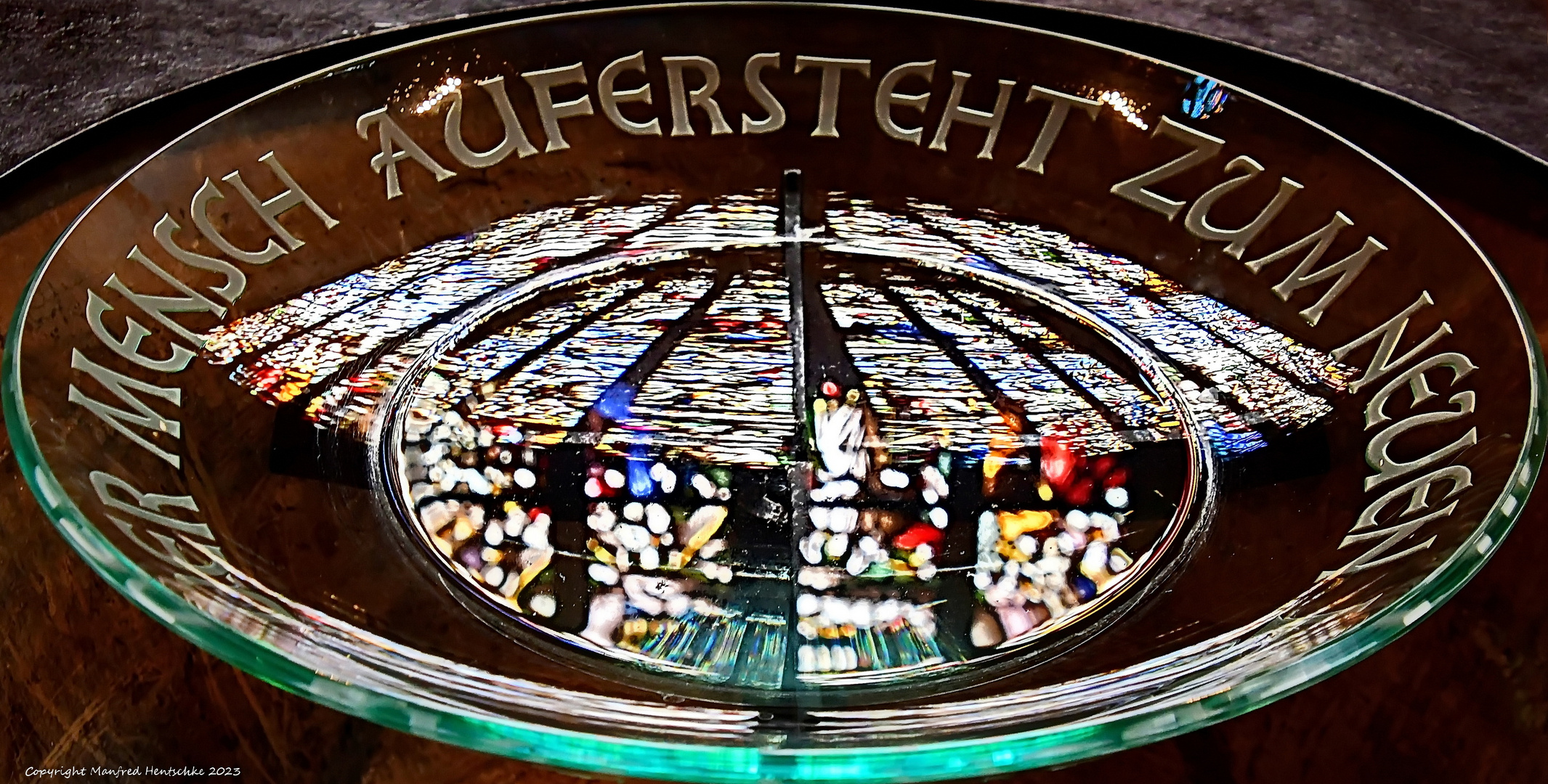 Kirchenfenster in der Taufschale 