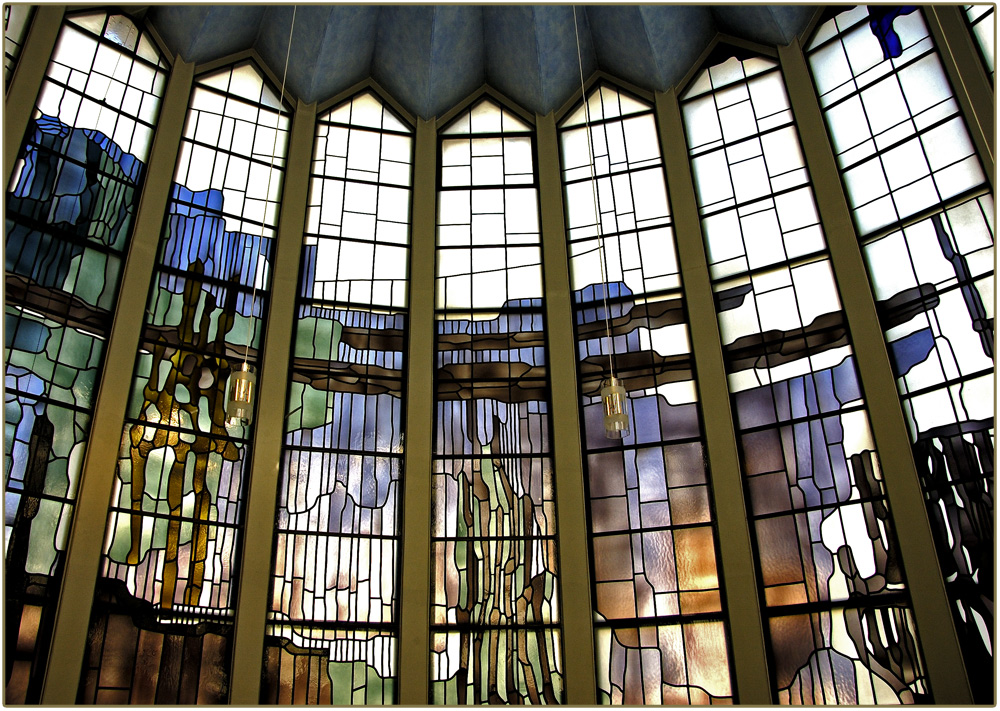Kirchenfenster in der Walburgakirche in Meschede.