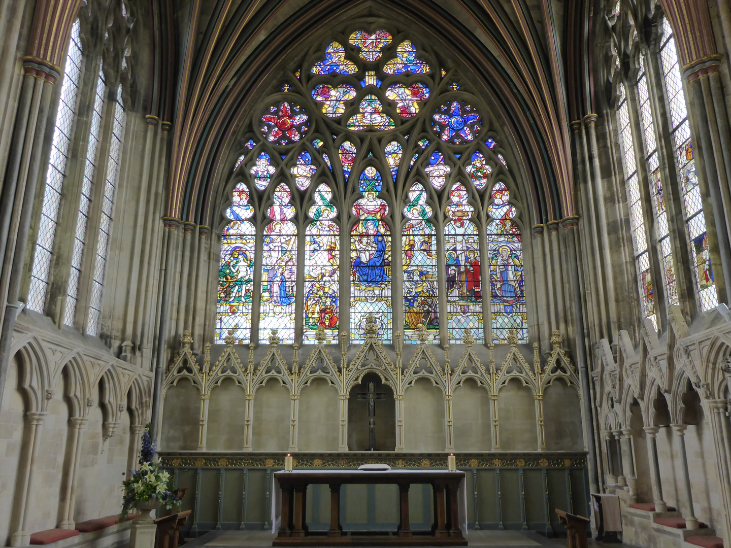 Kirchenfenster mit Altar in der Kathedrale von Exeter - England, Devon