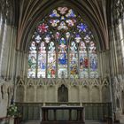 Kirchenfenster mit Altar in der Kathedrale von Exeter - England, Devon