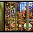 Kirchenfenster mit Ausschnittsvergrößerung