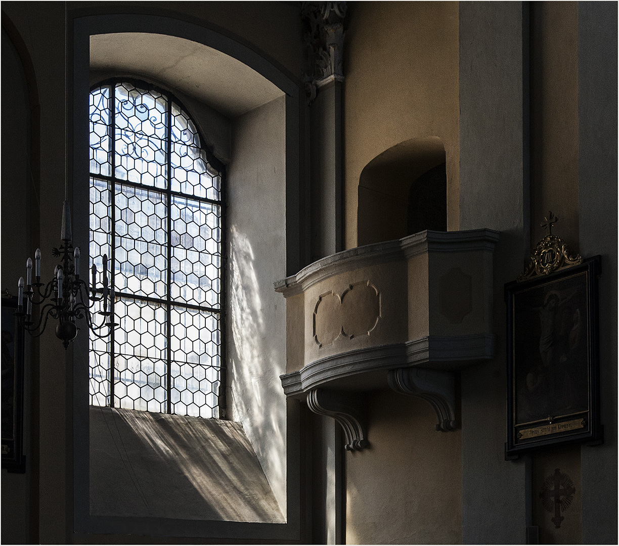 Kirchenfenster mit Balkon