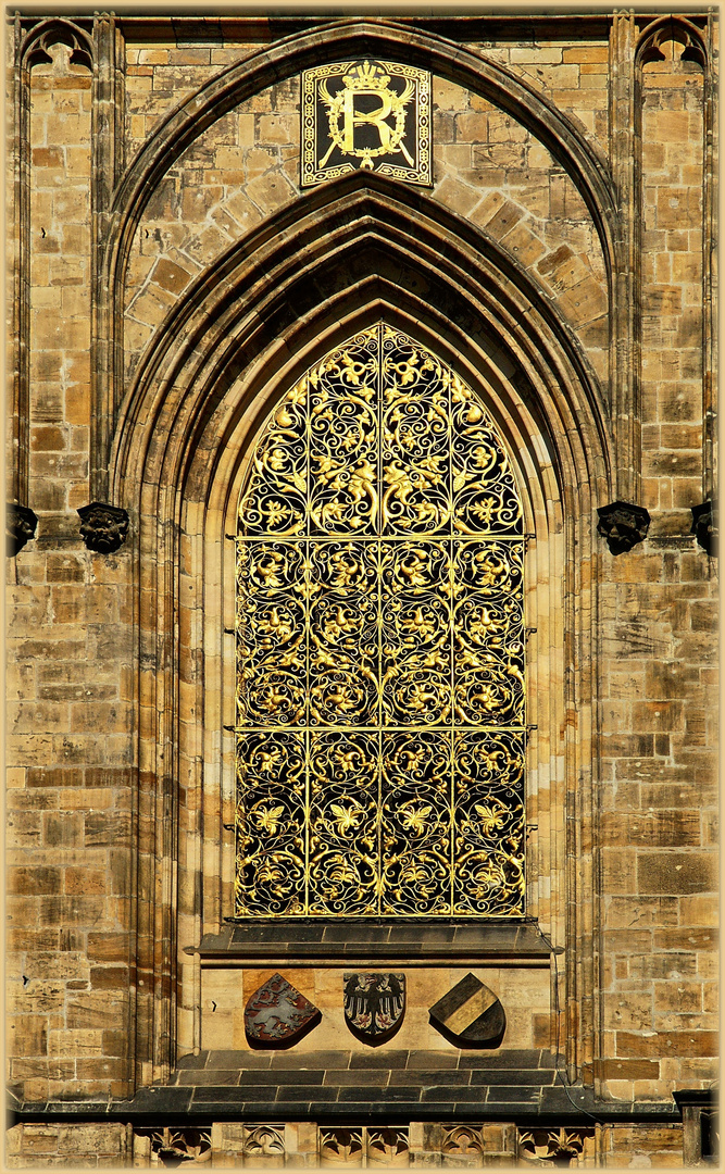 Kirchenfenster mit goldenem Gitter.