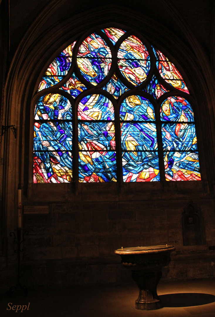 Kirchenfenster von Jean Bazaine mit Taufbecken, Saint-Séverin, Paris