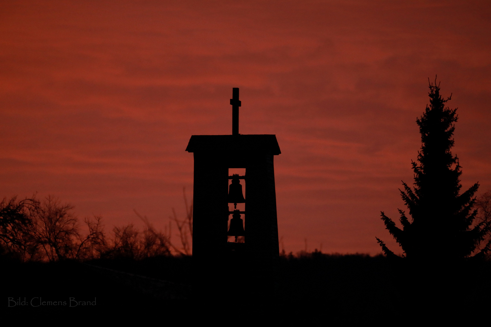 Kirchenglocken am Feuerhimmel